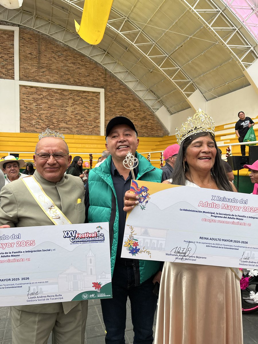 El día de ayer estuvimos en uno de mis eventos favoritos de #Colombianidad, el Reinado del adulto mayor, un espacio donde honramos a quienes han sembrado con sus manos el futuro de nuestra tierra.