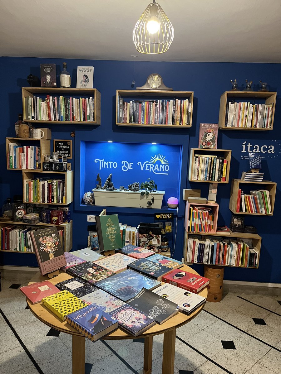 Dos nuevas librerías de Medellín en mi colección: La Pascasia e Ítaca. Ambas integradas en centros culturales, con buena curación y sana tenencia a la nocturnidad.