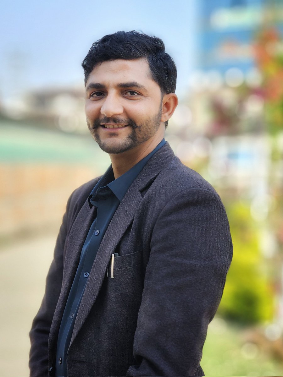 जहाँ पायो त्यहाँ निहुरिने बानी छैन ।
होचो ढोकामा निहुरिने हो, अग्लो ढोकामा होइन ।
श्रद्धा गरेर निहुरिन सक्छु तर घुँडा टेक्ने बानी छैन । धम्याएर र थर्काए झुकाउन नखोजे हुन्छ ।तर, ढुक्क हुनुस् कसैको माया, प्रेम र सम्मानको गुन बिर्सने बानी छैन।यो घमण्ड हैन, आफु प्रतिको आत्मविश्वास हो