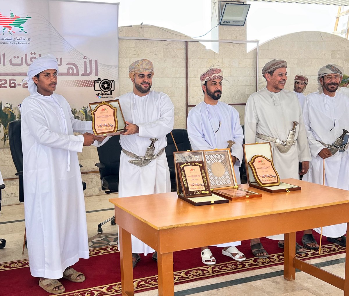 تتويج الفائزين باشواط الرموز في المحطة الأولى من المهرجان السنوي لسباقات الهجن الاهلية ، ميدان الأبيض