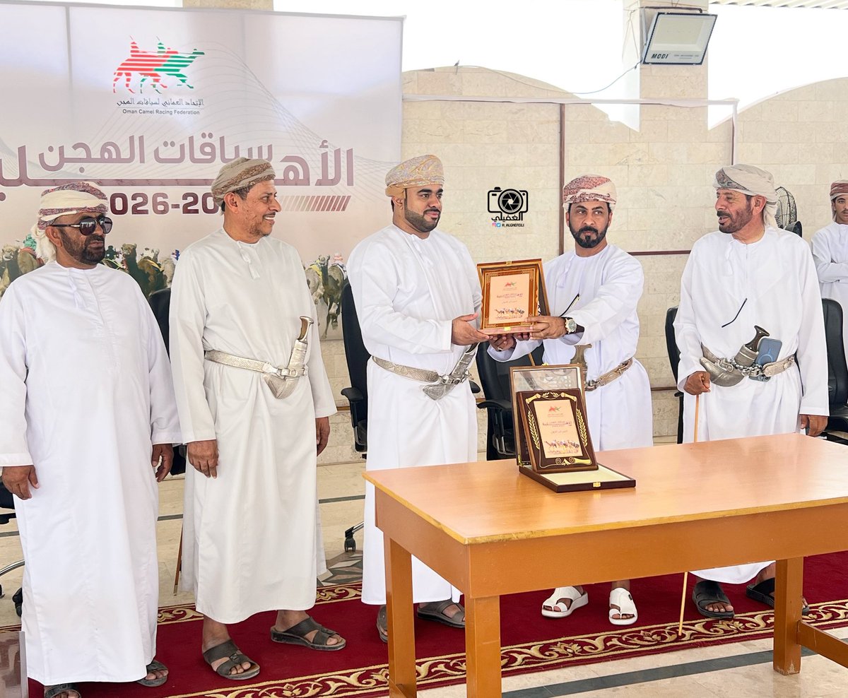 هدية تذكارية لراعي الحفل نائب والي ولاية سناو ، المحطة الأولى من المهرجان السنوي لسباقات الهجن الاهلية ، ميدان الأبيض