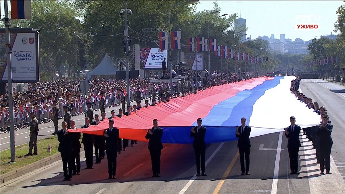 srdjanmil037's tweet image. Vučić ne propušta nijednu priliku da ponizi našu državu i pokaže koliko mrzi Srbiju i prezire njena znamenja
Praznik državne zastave, koji je Aleksandar Vučić ustanovio zarad političke propagande, trebalo je da posluži kao demonstracija sile i moći. Umesto toga, danas smo videli…