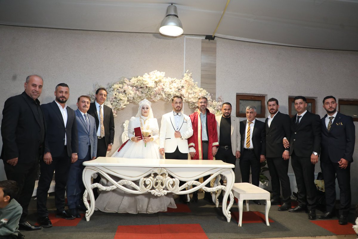 Şevval Kasit 🎀 Yusuf Yaylak

Nikah akitlerini gerçekleştirdiğimiz değerli çiftlerimizi ve kıymetli ailelerini tebrik eder, ömür boyu mutluluklar dilerim. Rabbim iki cihan mutluluğu nasip etsin.