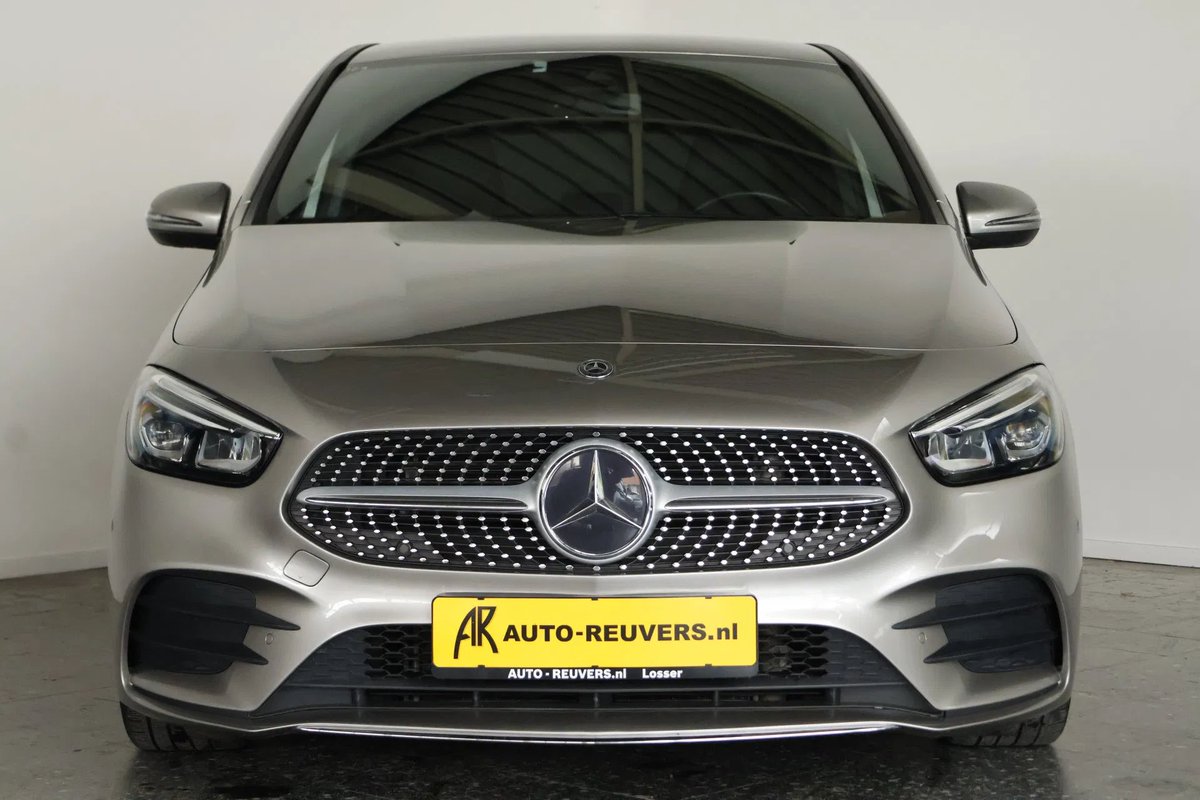 AutoReuvers's tweet photo. ✨ Mercedes-Benz B-Klasse B180 Business Solution AMG Line ✨
🚘 AMG Style met comfort &amp; fun

Ben jij op zoek naar een auto die jou nét dat beetje meer geeft?
👉 Strakke AMG Line looks (want stiekem wil je dat de buren jaloers zijn)
👉 https://t.co/dWXSn8SCyb https://t.co/WL8WQbh8i6