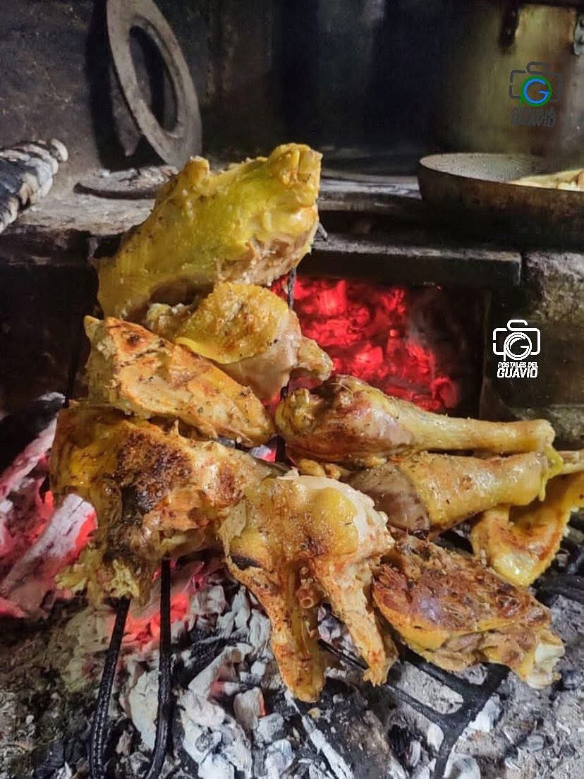 🍗No hay nada como el aroma inconfundible de una gallina criolla a la brasa, cocinada con amor en una tradicional estufa de leña. Es ese sabor que te transporta directamente a la cocina de nuestras abuelitas, donde cada bocado es un recuerdo, de la vida de campo.