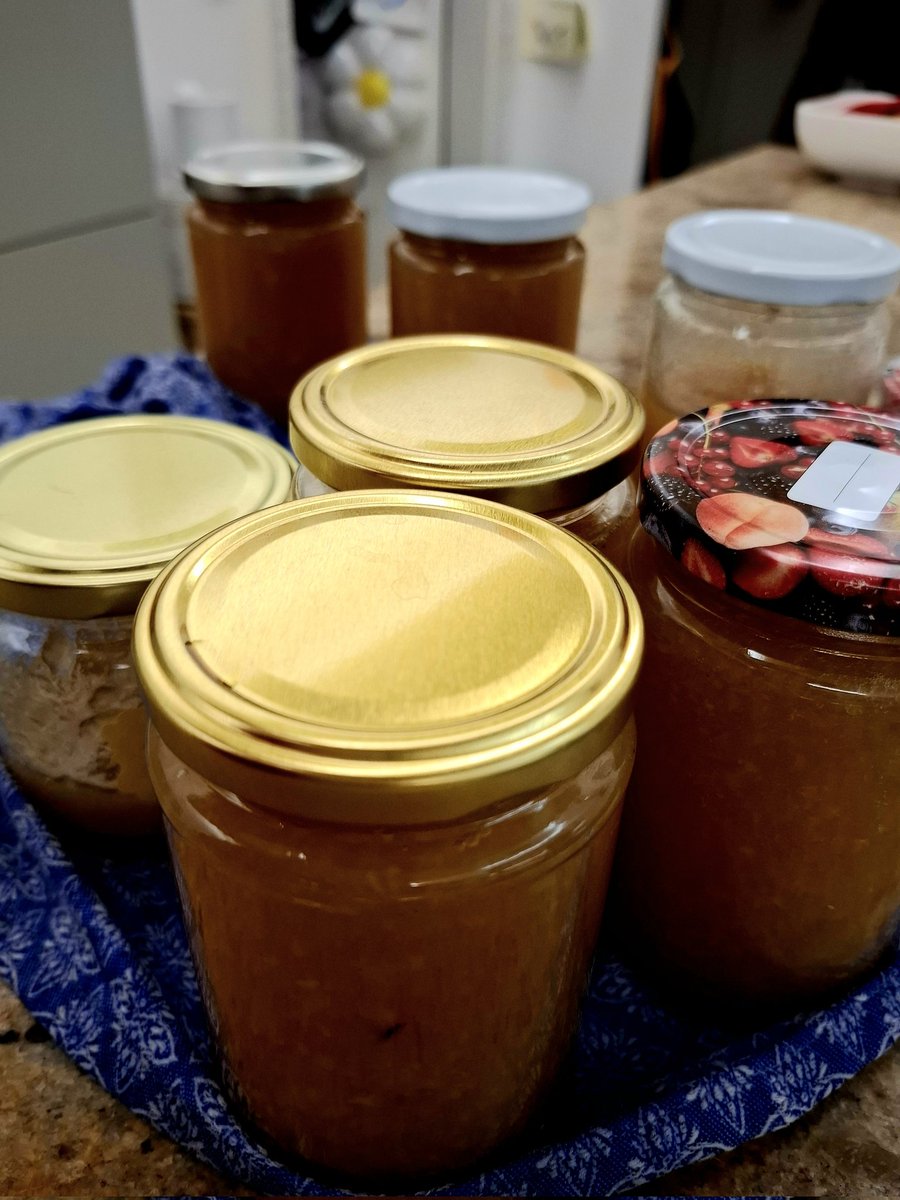 GrunzeugD's tweet photo. Zackige 2 1/2 Stunden und schon gibt es je 3 Gläser Nashi-Vanille- und Nashi-Ingwer-Marmelade. 😁
#Nashibirnen #Marmelade https://t.co/zFYpD55k0U