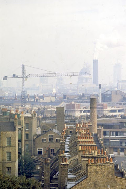 Lost___London's tweet photo. 1970s London https://t.co/fDMsFZJJBM