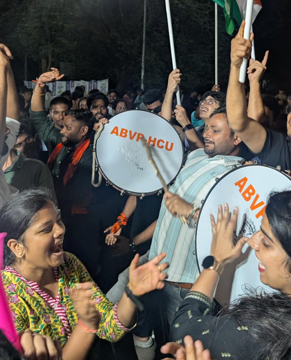 AnkitSBharat's tweet image. हैदराबाद केंद्रीय विश्वविद्यालय में वामपंथियों का सफाया...
देश के जज्बात जुड़ते हैं तो यह विद्यार्थी शक्ति उन भ्रमों को उखाड़ फेंकती है जो विश्वविद्यालय को अपनी जागीर समझकर झूठ और फरेब का मायाजाल बुनते रहते हैं। अभाविप की यह जीत HCU का स्पष्ट जनादेश है।

#ABVP4Students #ABVP4HCU