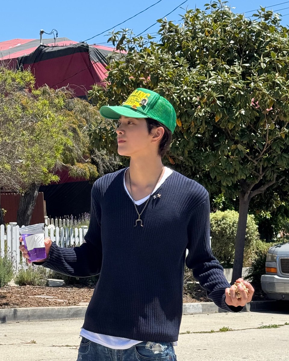 ahnkeenho's tweet photo. The sky was like, “pose or I’ll outshine you.” So I did. https://t.co/dapDLJWOHB