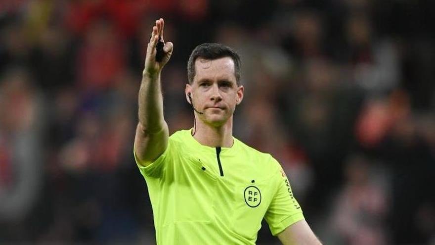 SVQBRS1's tweet image. Alavés: 20 faltas, 1 amarilla
#SevillaFC: 19 faltas, 7 amarillas + 1 roja (final)

Iosu Galech Apezteguía. Comité Navarro, nacido en Pamplona