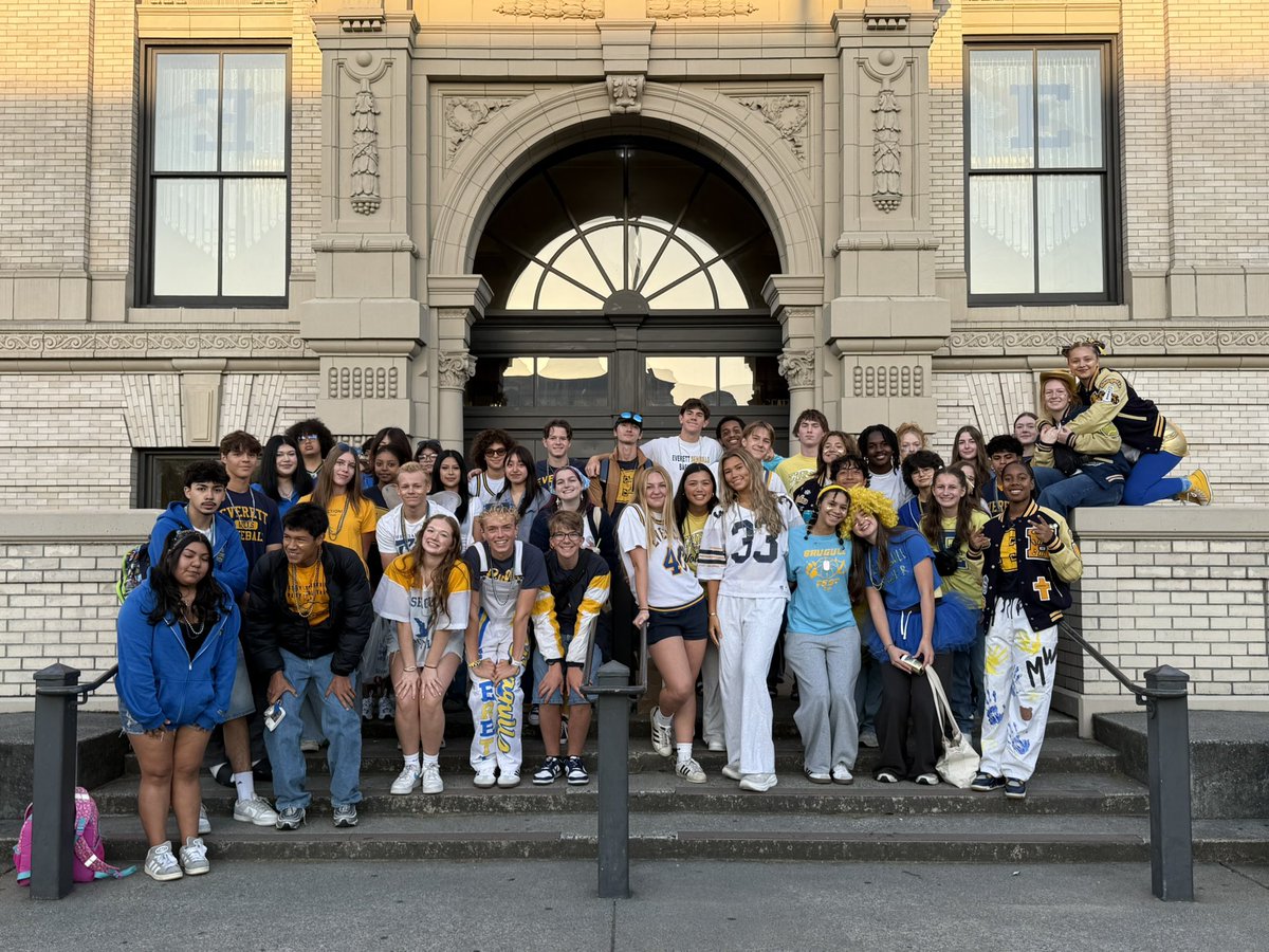 EPS_EverettHS's tweet photo. Blue &amp; Gold! #GoGulls https://t.co/bv2UzXo8ID