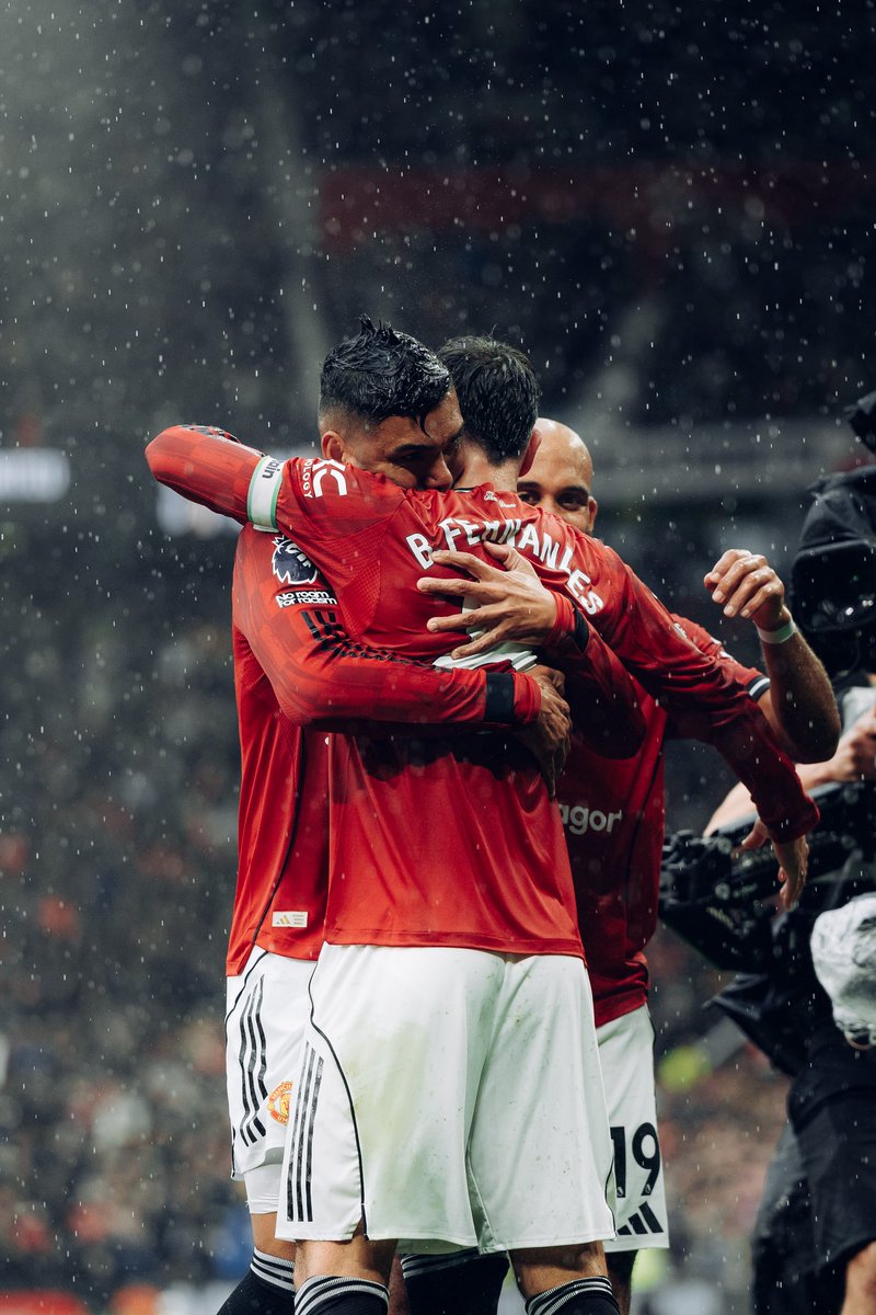 utdfocusid's tweet photo. FT: Manchester United 2-1 Chelsea

15' Bruno Fernandes ⚽️
37' Casemiro ⚽️
---------
80' Trevoh Chalobah ⚽️

Tiga poin krusial lagi! Dua laga terakhir sapu bersih kemenangan. Belum sepenuhnya meyakinkan, tapi step by step, kita mulai balik ke jalur yang benar! 👏

Anyway cuplikan gol lengkap seperti biasa ada di IG Story ya. ❤️

#MUNCHE | #utdfocusid