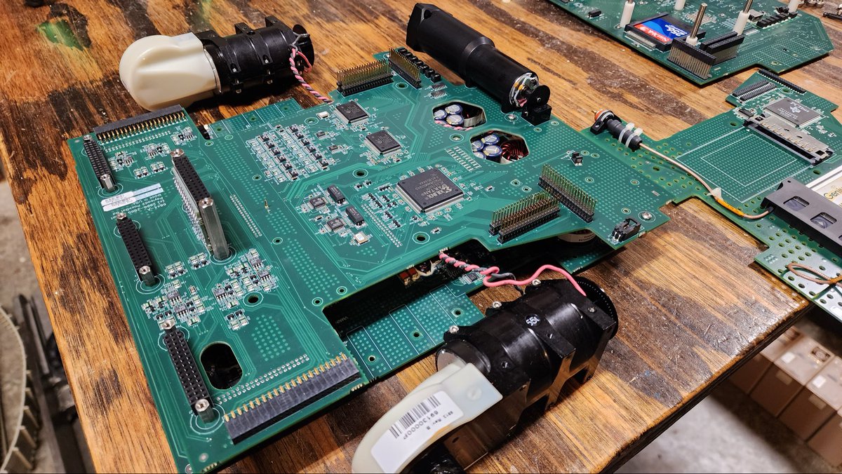 Alpha10six's tweet image. 6/12

inside the chassis you’ll find a 3d pcb assembly. 

drive motors and flipper motor attached to the pcba. 

also the park brake mechanism is part of the pcba;
more on that in the next post.