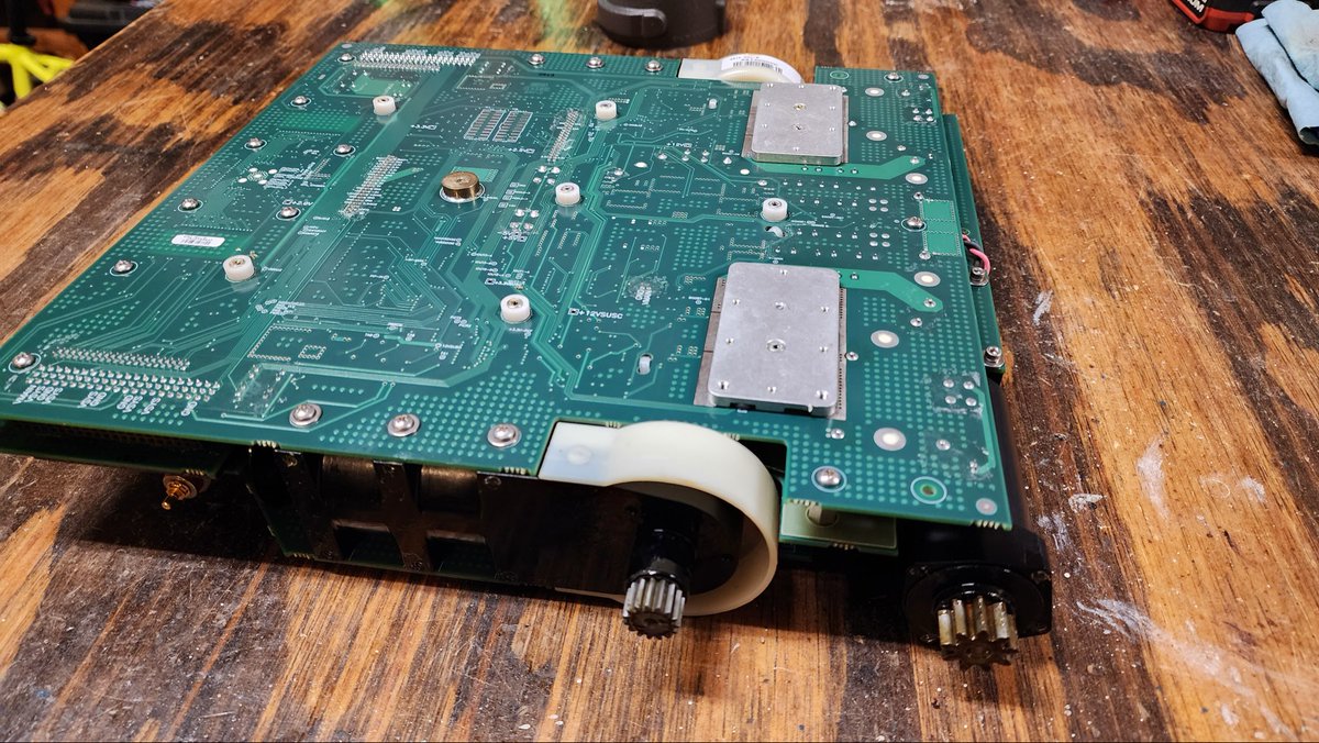 Alpha10six's tweet image. 6/12

inside the chassis you’ll find a 3d pcb assembly. 

drive motors and flipper motor attached to the pcba. 

also the park brake mechanism is part of the pcba;
more on that in the next post.