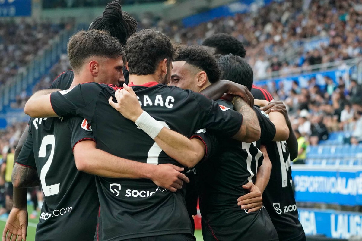 AlfonsoAL_'s tweet image. La imagen del #SevillaFC contra el Alavés ha sido excelsa, salvo el error de Marcao:

▪️Ataques verticales en la 1ª parte; laterales profundos y posesión en campo rival en la 2ª parte

▪️Contundencia y agresividad en los duelos individuales

▪️Gestión de minutos finales