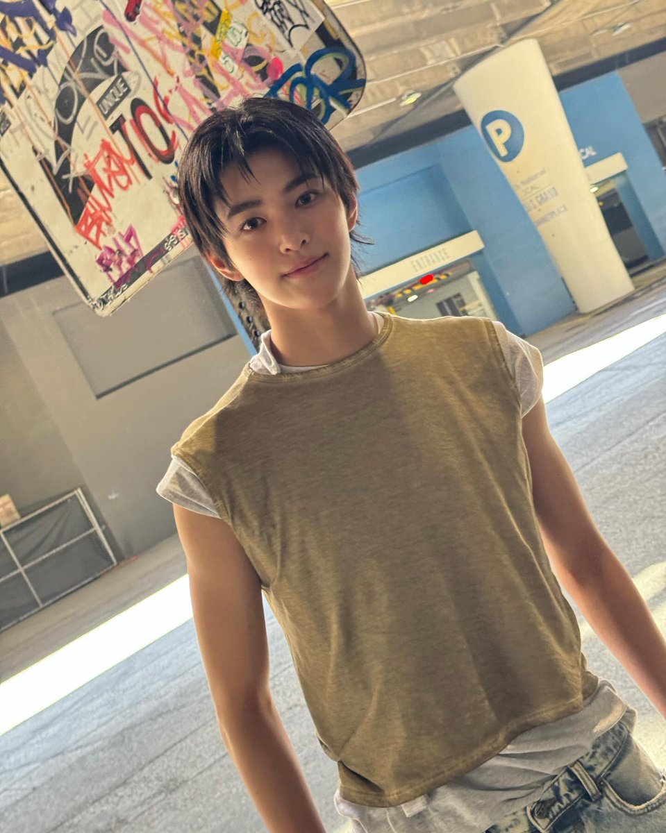ahnkeenho's tweet photo. Street sign behind me screaming chaos, but somehow I’m the main attraction. https://t.co/2EfJG1U6Se
