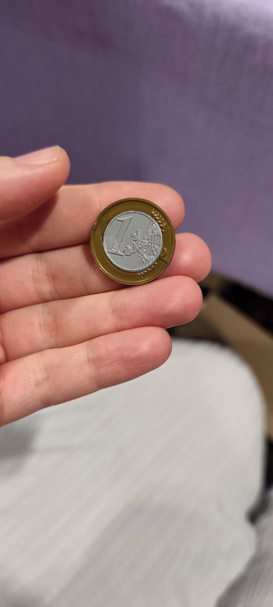 Me he encontrado esta moneda de 1€ de juguete delante del stand. Sopecho que alguno las está intentando colar. ¡Cuidado!
#japan #japanweekend #jwarte