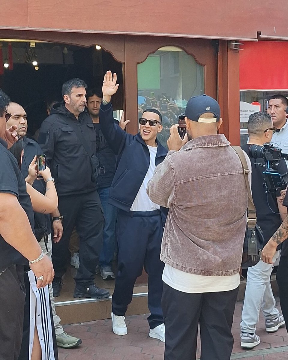 😱 Daddy Yankee en el Centro de Lima. El intérprete de Gasolina fue visto este sábado en el tradicional Barrio Chino, donde ingresó a un conocido chifa escoltado por su equipo de seguridad. tinyurl.com/yhtpy6ta