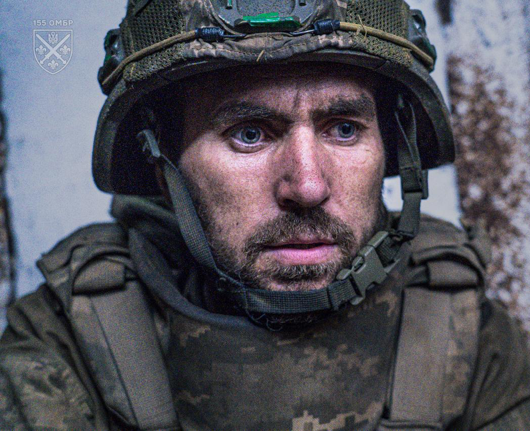 28 jours de garde au combat.
Sur la photo — le regard d’un fantassin tout juste revenu.
Il connaît le vrai prix de la paix
et voit le lourd tribut de la guerre.

Et pourtant, il retient l’avancée de l’ennemi.

Gloire aux Héros !
Pokrovsk. 2025.