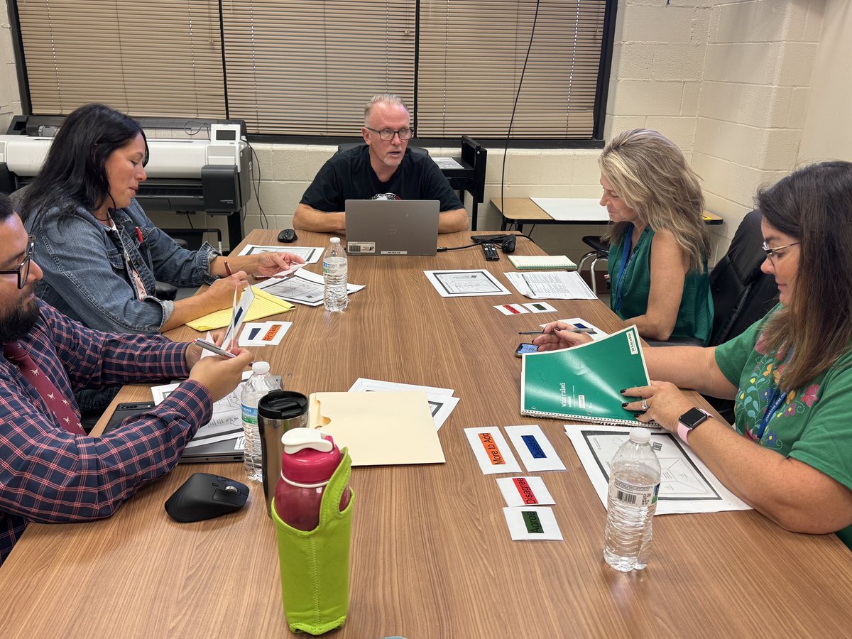 Network10CPS's tweet image. Bldg school teams &amp;amp; continuous improvement cycles using collaborative learning strategies during instructional walks.  Reflecting individually B4 synthesizing together to reach group consensus, highlighting the power of independent thinking, discussion, &amp;amp; teamwork.@ChiPubSchools