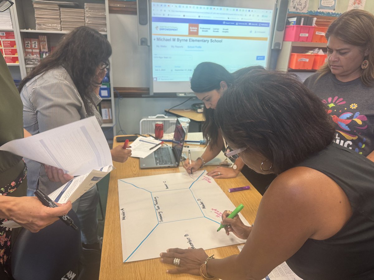 Network10CPS's tweet image. Bldg school teams &amp;amp; continuous improvement cycles using collaborative learning strategies during instructional walks.  Reflecting individually B4 synthesizing together to reach group consensus, highlighting the power of independent thinking, discussion, &amp;amp; teamwork.@ChiPubSchools