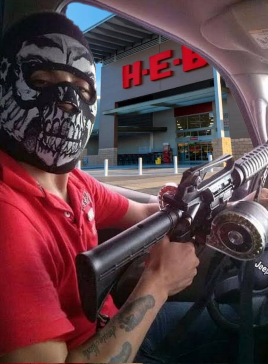 MorganElMayx's tweet photo. En la afueras de @HEB_mexico en Torreón en espera de algunos compañeros de #Papayita para un bullying extremo. https://t.co/limP6jmYnW