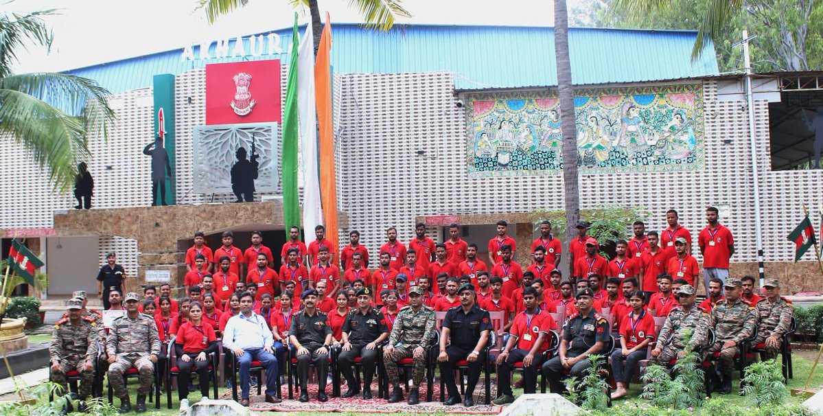 ndmaindia's tweet image. Aapda Mitra volunteers,successfully underwent a four day Leadership Training Capsule at Bihar Regimental Centre, @PIBHomeAffairs@ndma Cantonment. It was conducted by Jharkhand &amp;amp; Bihar Sub Area.
#AapdaMitra #DisasterManagement
