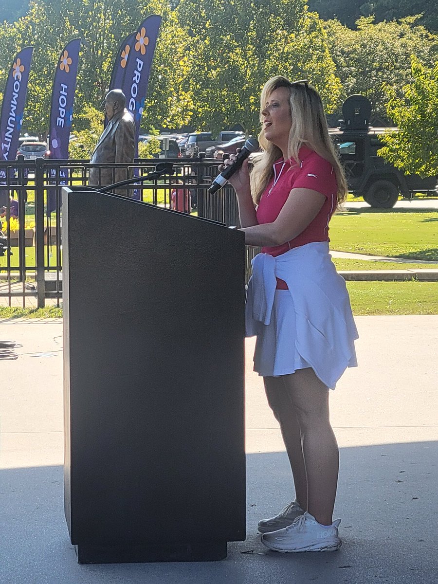 Got a chance to dj for the Alzheimer's Association's walk in Chesapeake. <a href="/AKnightNews1/">Ashley Knight WAVY10</a> from <a href="/WAVY_News/">WAVY TV 10</a> was hosting. Great turnout, great cause, great day! Thanks <a href="/alzassociation/">Alzheimer's Association</a>

#ENDALZ