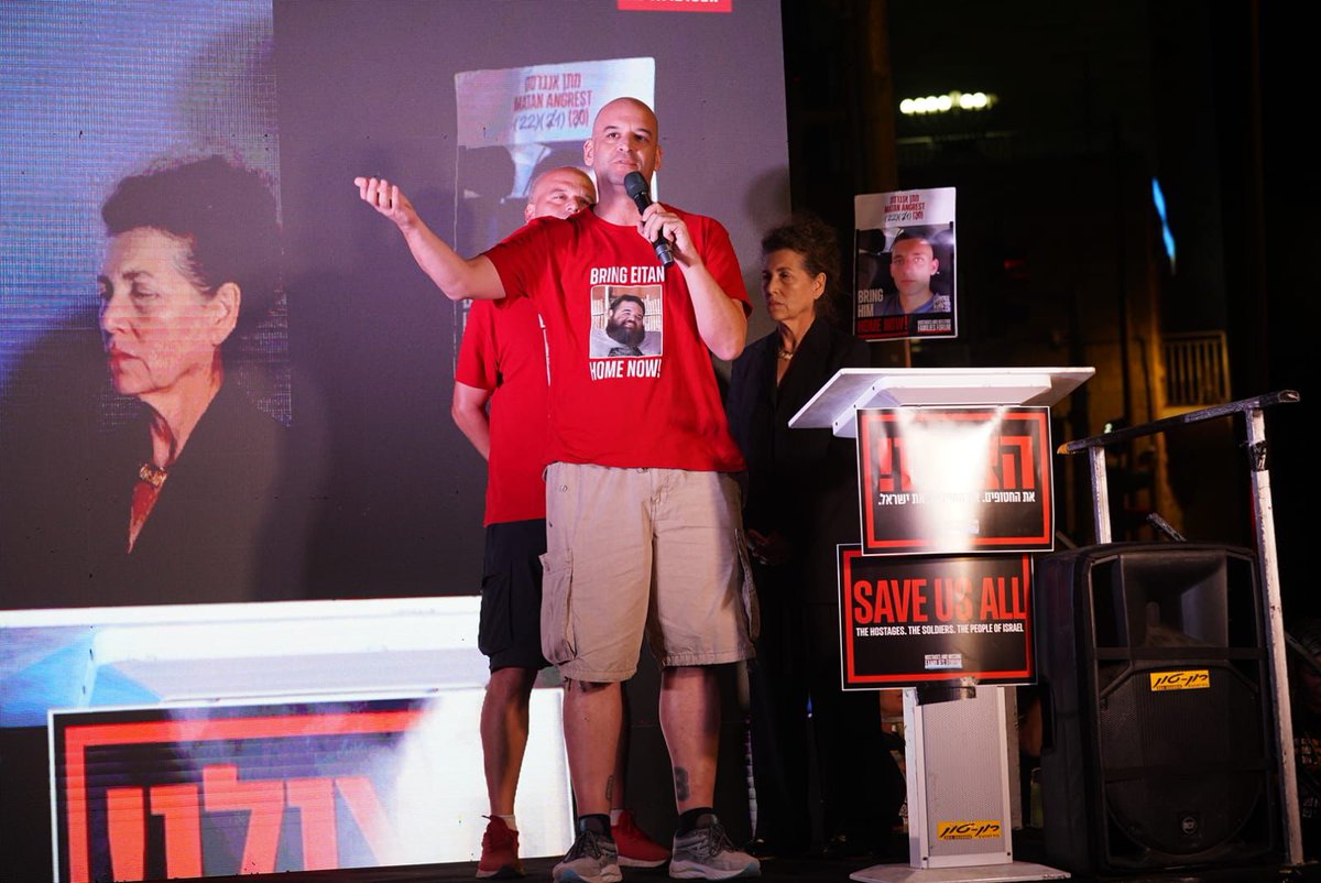 "אני לא חשוב, אני אתגבר על זה, אני יותר דואג לכולנו. כי איזה מדינה תהיה לנו אם אנחנו לא דואגים לאחינו."

שורד השבי יאיר הורן עלה על הבמה בירושלים אל מול הקהל הגדול וסיפר מה חווים החטופים כאשר צה"ל מפציץ את עזה:

"אני אספר לכם איך זה הולך שם למטה במנהרות: אתה מתחיל לשמוע הפצצות,