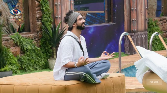 Cuteness that disarms, charm that captivates… and a subtle aura that makes you realize there’s more than meets the eye. 😉✨

#AmaalMallik #BiggBoss19