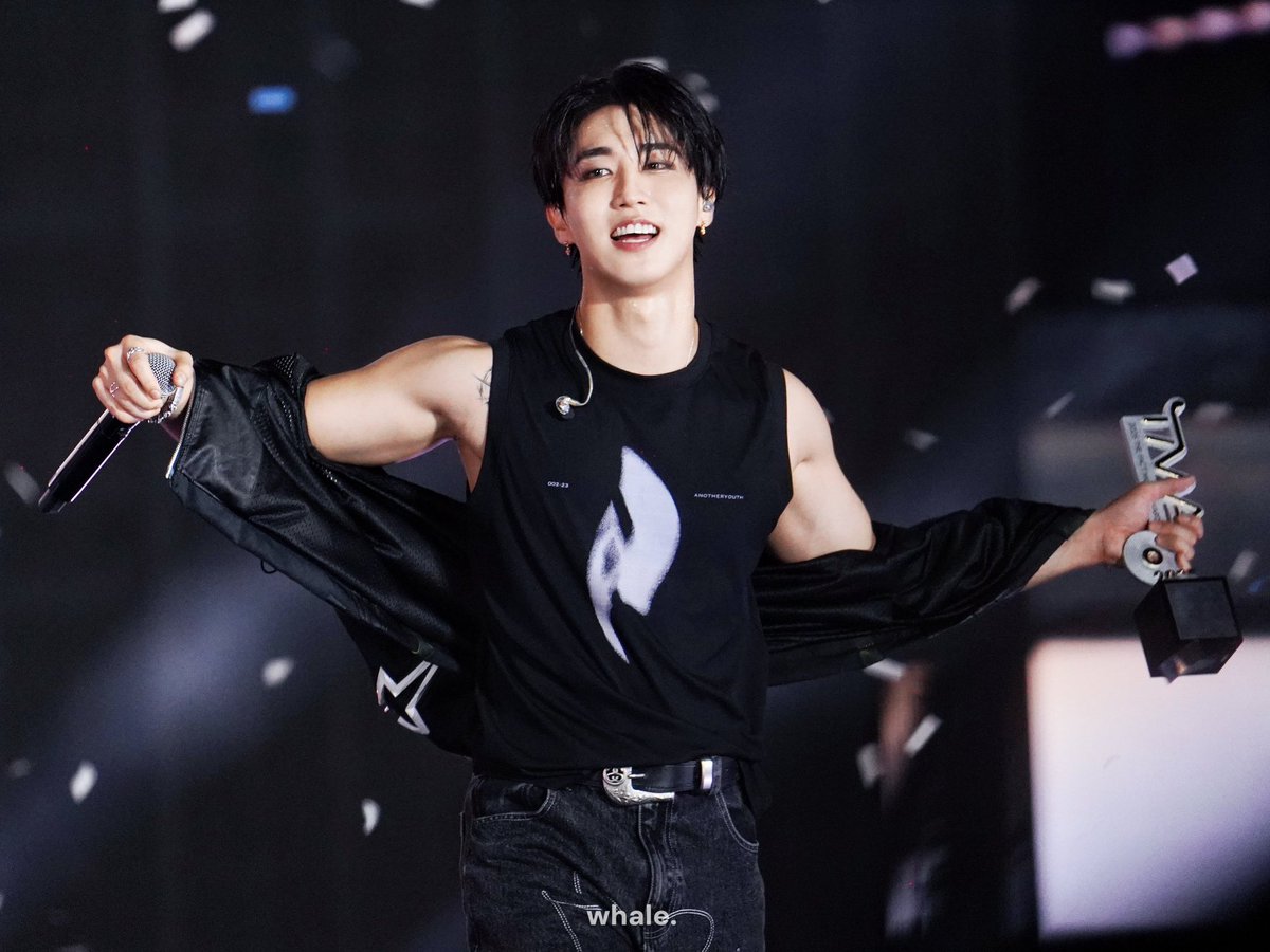 THIS HAN JISUNG PIC IS ACTUALLY SO INSANE LIKE???? OMG