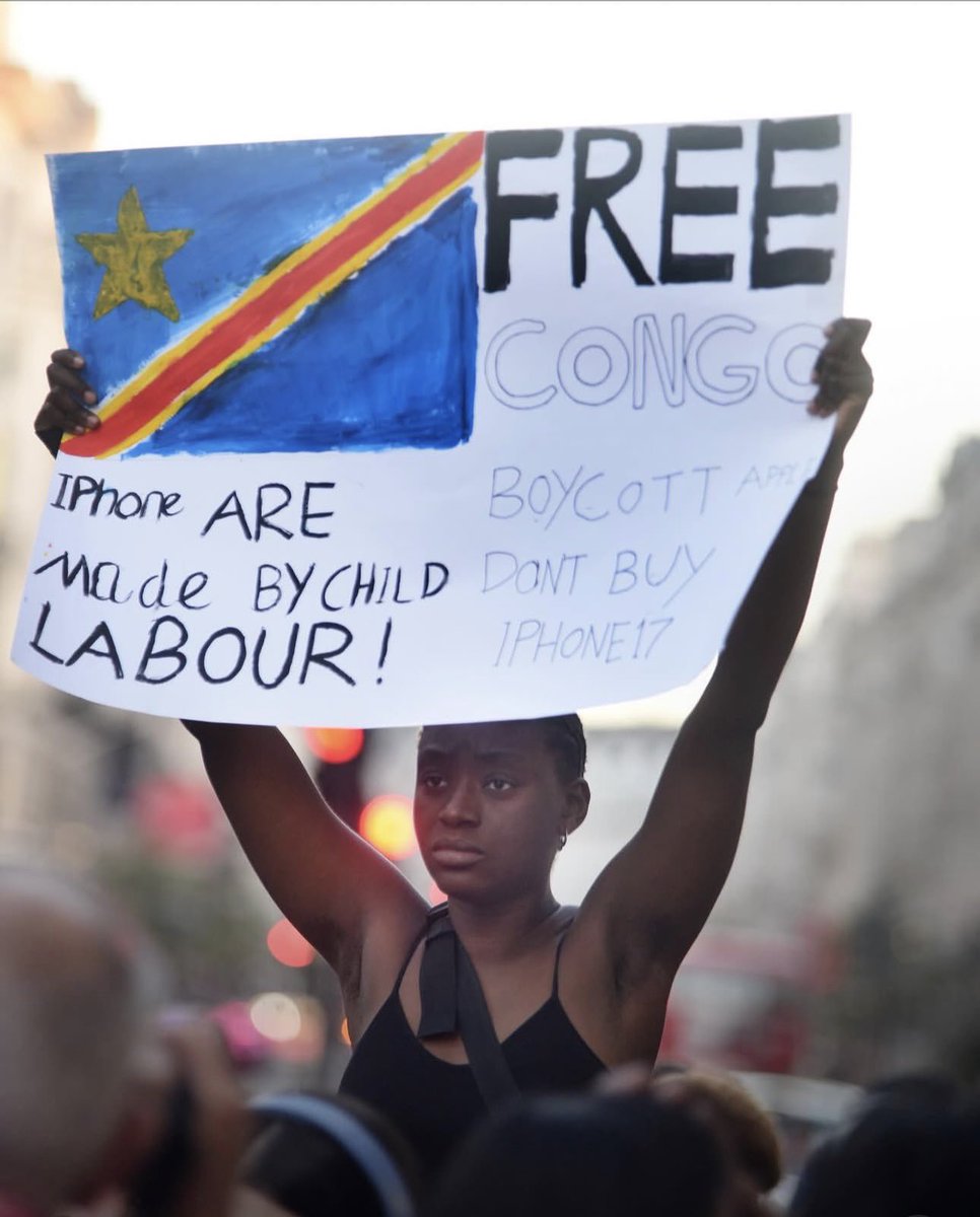 Joe__Bassey's tweet image. Outside the Apple Store in London as people queue for the new iPhone 17.