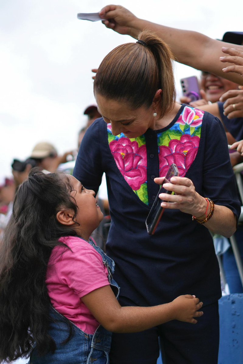 La llegada de la primera presidenta marca una nueva etapa en la historia de México. Hoy, todas las niñas y mujeres saben que pueden ser lo que quieran ser.

Fotogalería: t.ly/65koh

📸: Hazel Cárdenas/ Presidencia