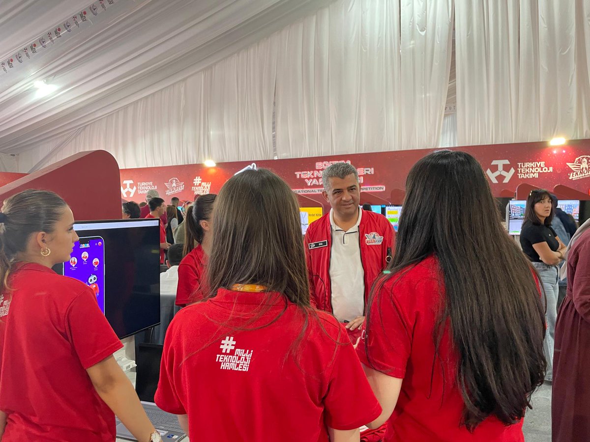 Erzurum_Mem's tweet photo. 🚀 İl Millî Eğitim Müdürümüz Sayın Süleyman Ekici, 17-21 Eylül tarihleri arasında düzenlenen Teknofest Final Yarışmalarına ilimizden katılım sağlayan 7 okulumuzun stantlarını ziyaret ederek heyecanlarına ortak oldu.🎉

🔸️İhsan Doğramacı Vakfı Özel Bilkent Laboratuvar Lisesi
🔸️Palandöken Remzi Sakaoğlu BİLSEM
🔸️Taşkesen Şehit Nurullah Saraç Ortaokulu 
🔸️Tekman Halk Eğitim Merkezi
🔸️Atatürk Üniversitesi Süheyla Sıtkı Alp Özel Fen ve Anadolu Lisesi
🔸️Atatürk Üniversitesi Aydın Doğan Özel İlkokulu 
🔸️Yakutiye Tatbikat İlkokulu

Gençlerimizin heyecanı, azmi ve emekleriyle ortaya çıkan bu projelerle gurur duyuyoruz.🌟

@tcmeb @Yusuf__Tekin @ErzurumValiligi @miamustafacftci @ekicis20