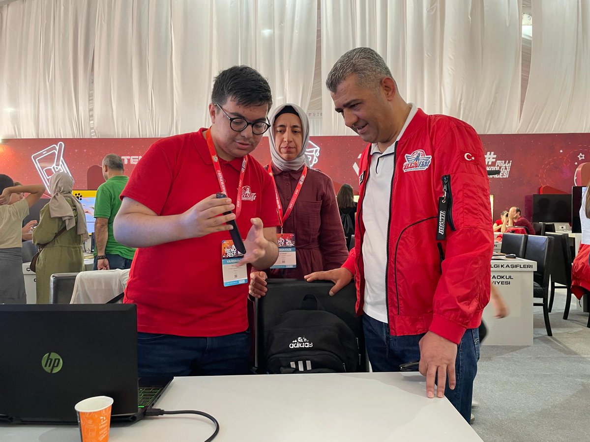 Erzurum_Mem's tweet photo. 🚀 İl Millî Eğitim Müdürümüz Sayın Süleyman Ekici, 17-21 Eylül tarihleri arasında düzenlenen Teknofest Final Yarışmalarına ilimizden katılım sağlayan 7 okulumuzun stantlarını ziyaret ederek heyecanlarına ortak oldu.🎉

🔸️İhsan Doğramacı Vakfı Özel Bilkent Laboratuvar Lisesi
🔸️Palandöken Remzi Sakaoğlu BİLSEM
🔸️Taşkesen Şehit Nurullah Saraç Ortaokulu 
🔸️Tekman Halk Eğitim Merkezi
🔸️Atatürk Üniversitesi Süheyla Sıtkı Alp Özel Fen ve Anadolu Lisesi
🔸️Atatürk Üniversitesi Aydın Doğan Özel İlkokulu 
🔸️Yakutiye Tatbikat İlkokulu

Gençlerimizin heyecanı, azmi ve emekleriyle ortaya çıkan bu projelerle gurur duyuyoruz.🌟

@tcmeb @Yusuf__Tekin @ErzurumValiligi @miamustafacftci @ekicis20