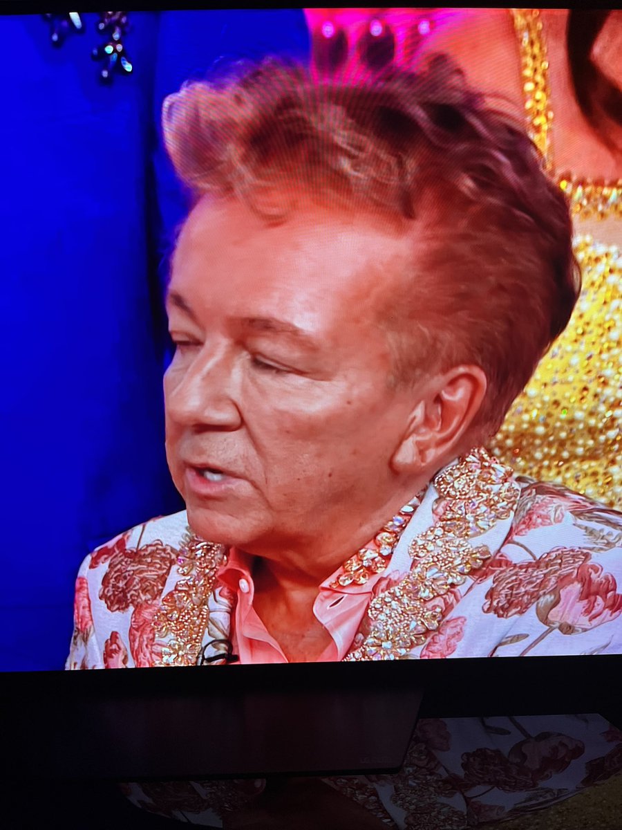 PUSBLN's tweet image. #StrictlyComeDancing #singingringingtree Has any once else noticed that Ross King &amp;amp; The vertically challenged man from the Singing Tree have an uncanny likeness? #seperatedatbirth