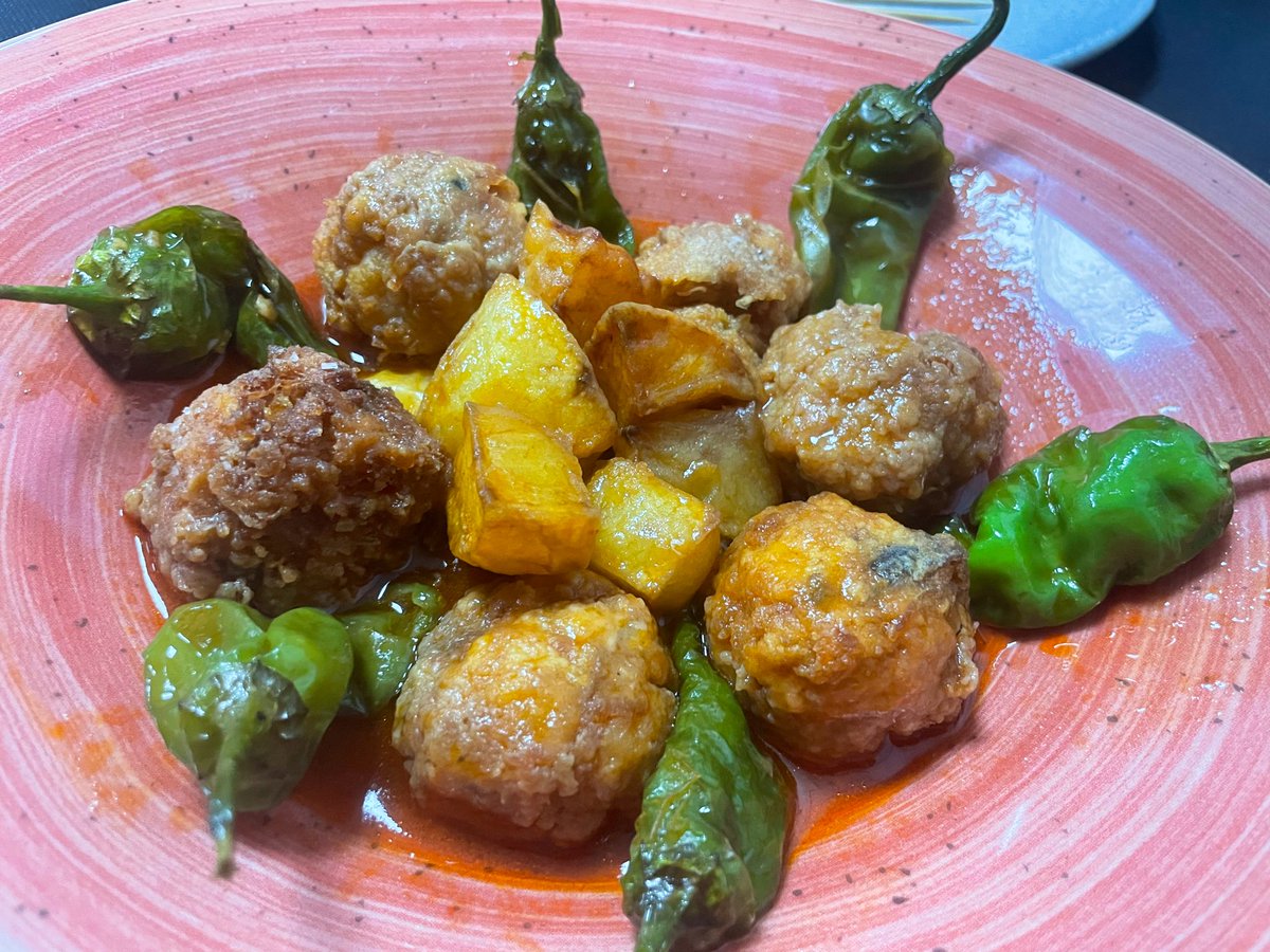 Musclos del Delta,seitó(aseјtó)farcit de sobrassada,croquetes de sardina i mandonguilles de rap.Demà si plou ja la deixarem caure i avant.