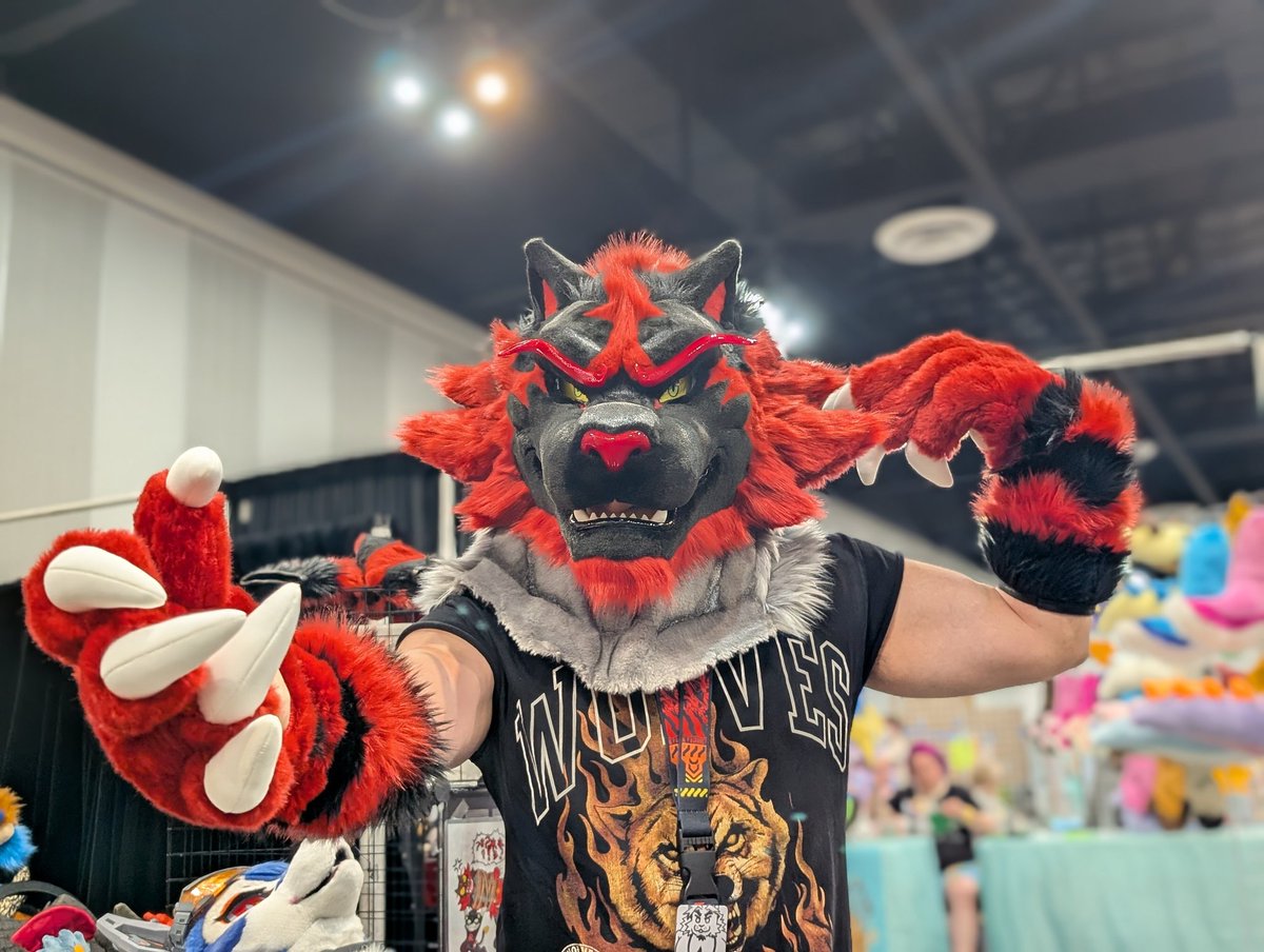This incineroar is for sale at AFC artist Alley 

Thank you for being our model <a href="/revelionart/">𝑅𝐸𝑉𝐸𝐿𝐼𝑂𝑁 🔜 AFC</a>