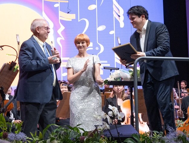 ResMusica's tweet image. Cristian Măcelaru et l’Orchestre national de France récompensés par les ICMA à Bucarest
#ICMA @nationaldefce resmusica.com/2025/09/20/cri…