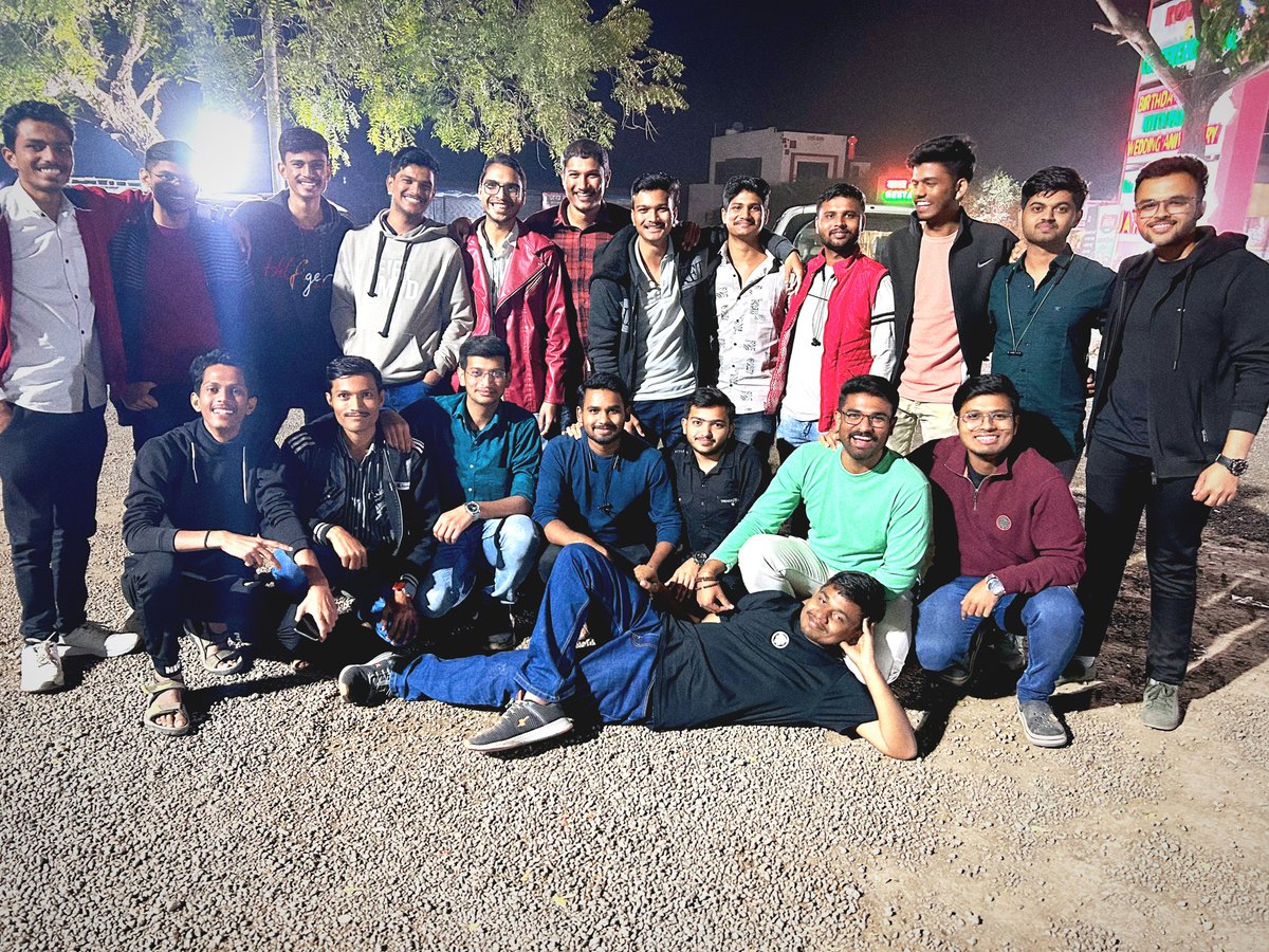 SomeshNm's tweet photo. आपल्या आजूबाजूला मित्र नसले की असं वाटतं की आयुष्य किती complicated आहे, किती अवघड आहे. पण सगळे मित्र एकत्र आले की विषय एकदम सोपा वाटतो, एकदम sorted…❤️
- #दिलदोस्तीदुनियादारी https://t.co/LMf0cOKEOR