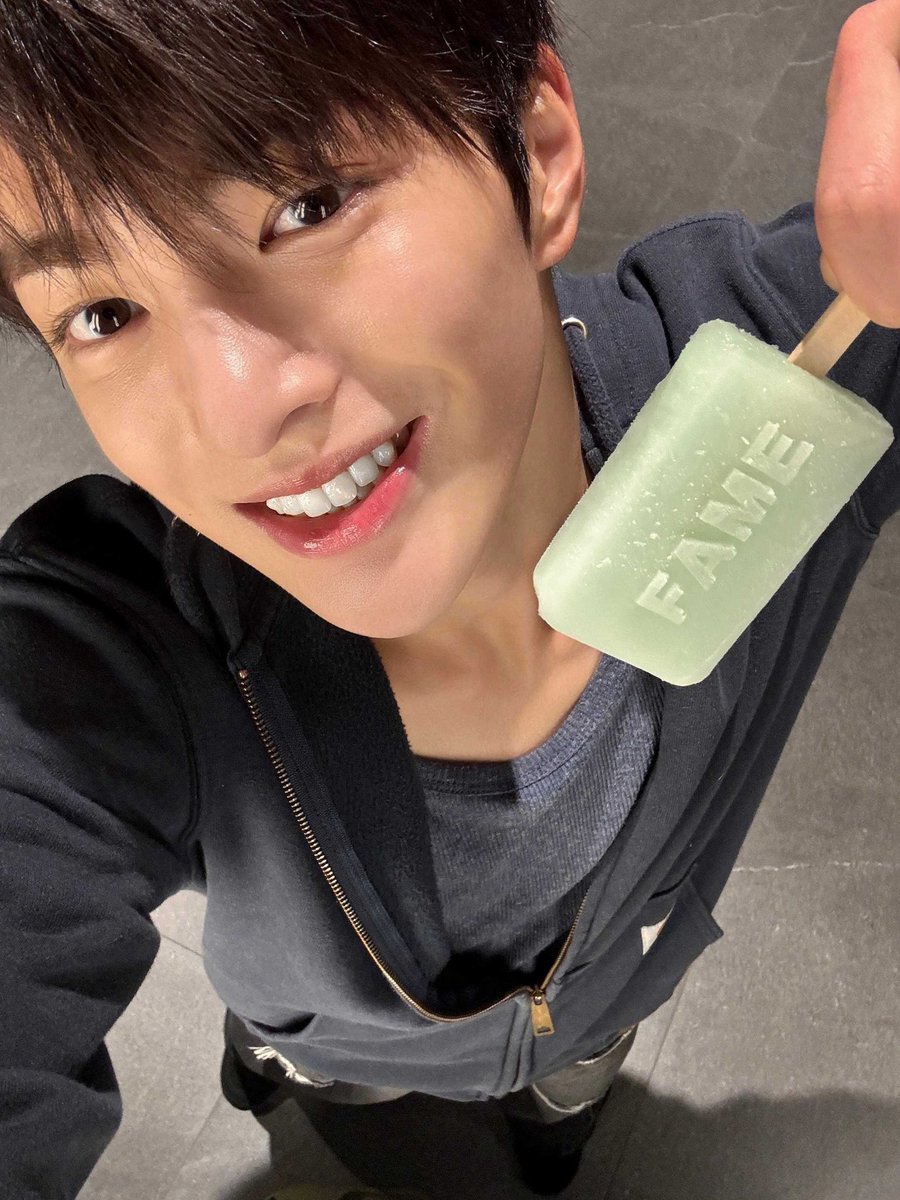 Just me, my hoodie, and this ice pop living its best FAME moment. Who needs paparazzi when you’ve got selfies like this?