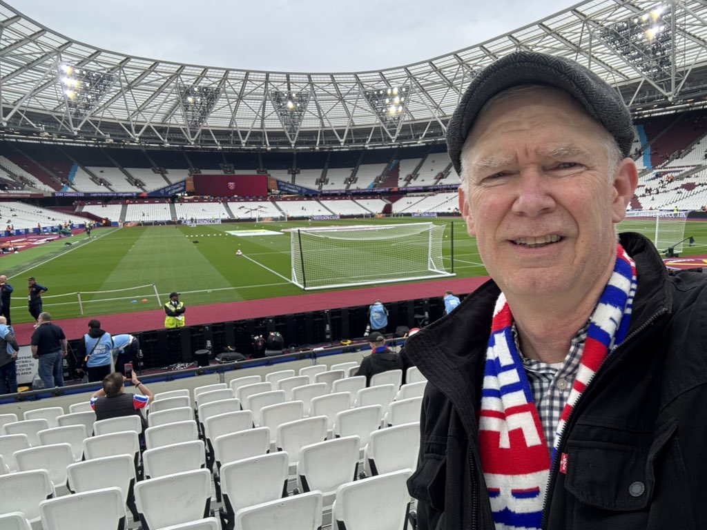 Take photo of Ron waving at <a href="/K6JB2/">🎸SF Jerry ❤️💙🦅</a> at London stadium seconds later Mateta scores!