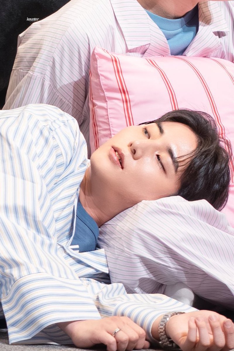 서로를 왜 이렇게 봐
혹시 사랑? 그런 거 해?
아니라고 해 제발