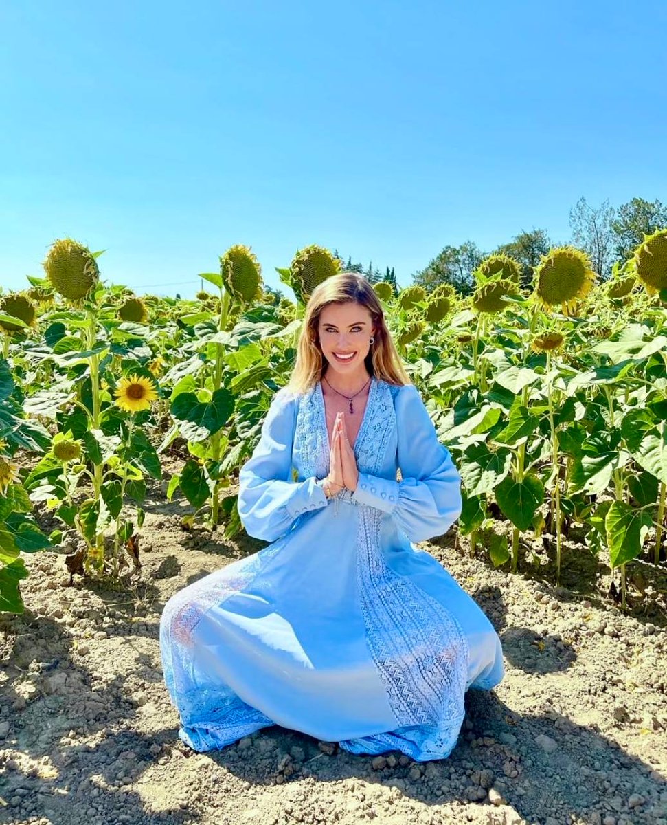 lsabellaJones's tweet photo. Sunflowers remind me: no matter what, always turn toward the light. https://t.co/EisjD0oVzY
