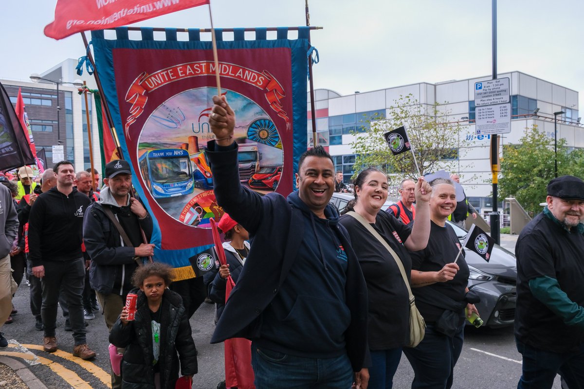 UniteEastMids's tweet photo. Unite East Midlands out in force today in a show of solidarity with the striking Birmingham bin workers ✊🏿✊🏽✊🏼

#BrumBinWorkers https://t.co/cHTgNZfDDx