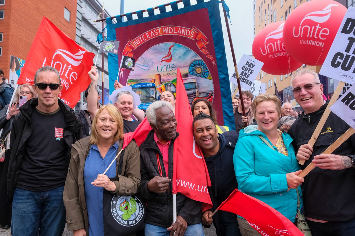 UniteEastMids's tweet photo. Unite East Midlands out in force today in a show of solidarity with the striking Birmingham bin workers ✊🏿✊🏽✊🏼

#BrumBinWorkers https://t.co/cHTgNZfDDx