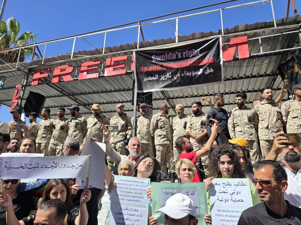 ME24 Exclusive: 
Druze Protesters in Sweida Demand Release of Missing Persons

In Sweida, Druze demonstrators gathered at Dignity Square, waving Israeli and American flags, to call for the release of those kidnapped or forcibly disappeared by Syrian security forces and their