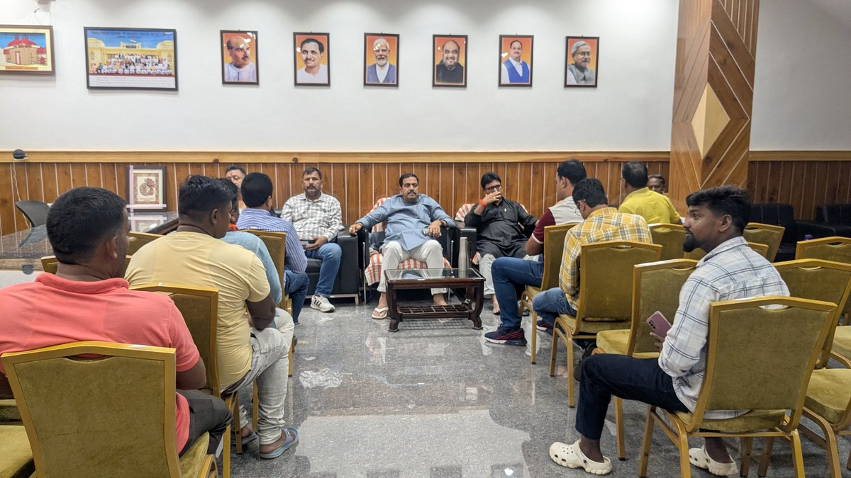 आज बंजारी स्थित आवासीय कार्यालय पर आगामी विधानसभा चुनाव 2025 को लेकर एक अहम और सार्थक रणनीति पर विचार-विमर्श हुआ। संगठन की मजबूती और क्षेत्रीय विकास को लेकर सभी ने महत्वपूर्ण सुझाव दिए।

बैठक में उपस्थित रहे:
श्री उमेश प्रधान जी (बिहार भाजपा प्रदेश कार्यसमिति सदस्य एवं पूर्व