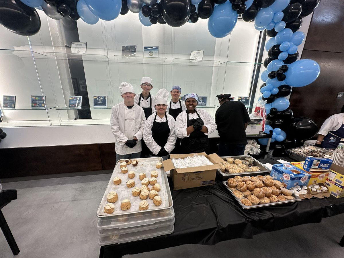 Desigo13's tweet image. 🌤️No better way to kick off Walk For Success this Saturday morning, than with our culinary students surprising us with breakfast. 🍳
@STUCOEASTLAKE
@Eastlake_HS
@luismartinezMBA
@AGomez_EHS
@CMartin_EHS
@24esther7_EHS
#EndlessOpportunities
#Gameon