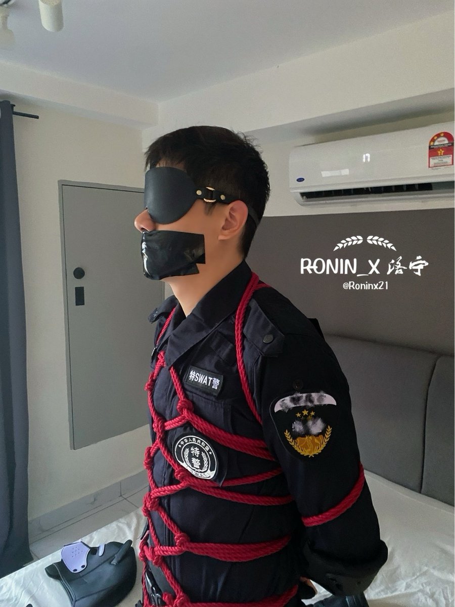 看来是挺喜欢啊 , 下面怎么鼓鼓的…